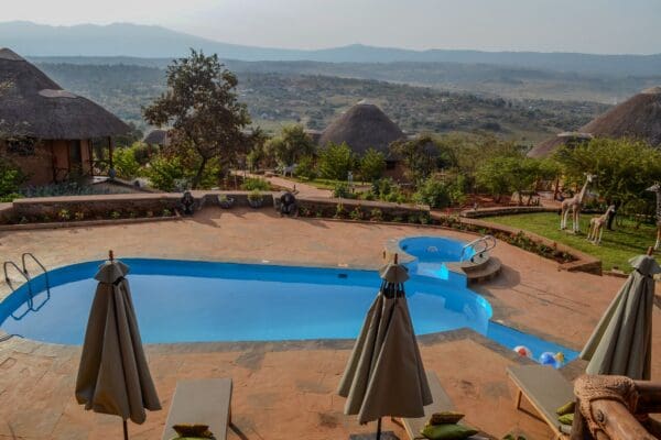 View from lodge deck overlooking pool and villas AwwwMSABAEgGAwGJgUfPAAAAAElFTkSuQmCC